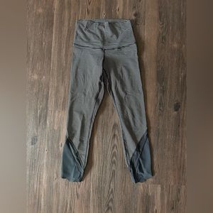Lululemon striped cropped scalloped grey leggings size 6